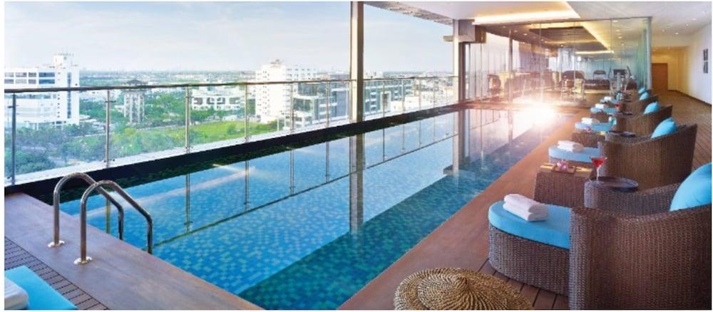 Vivanta Kolkata Em Bypass Εξωτερικό φωτογραφία The swimming pool at the 10th floor