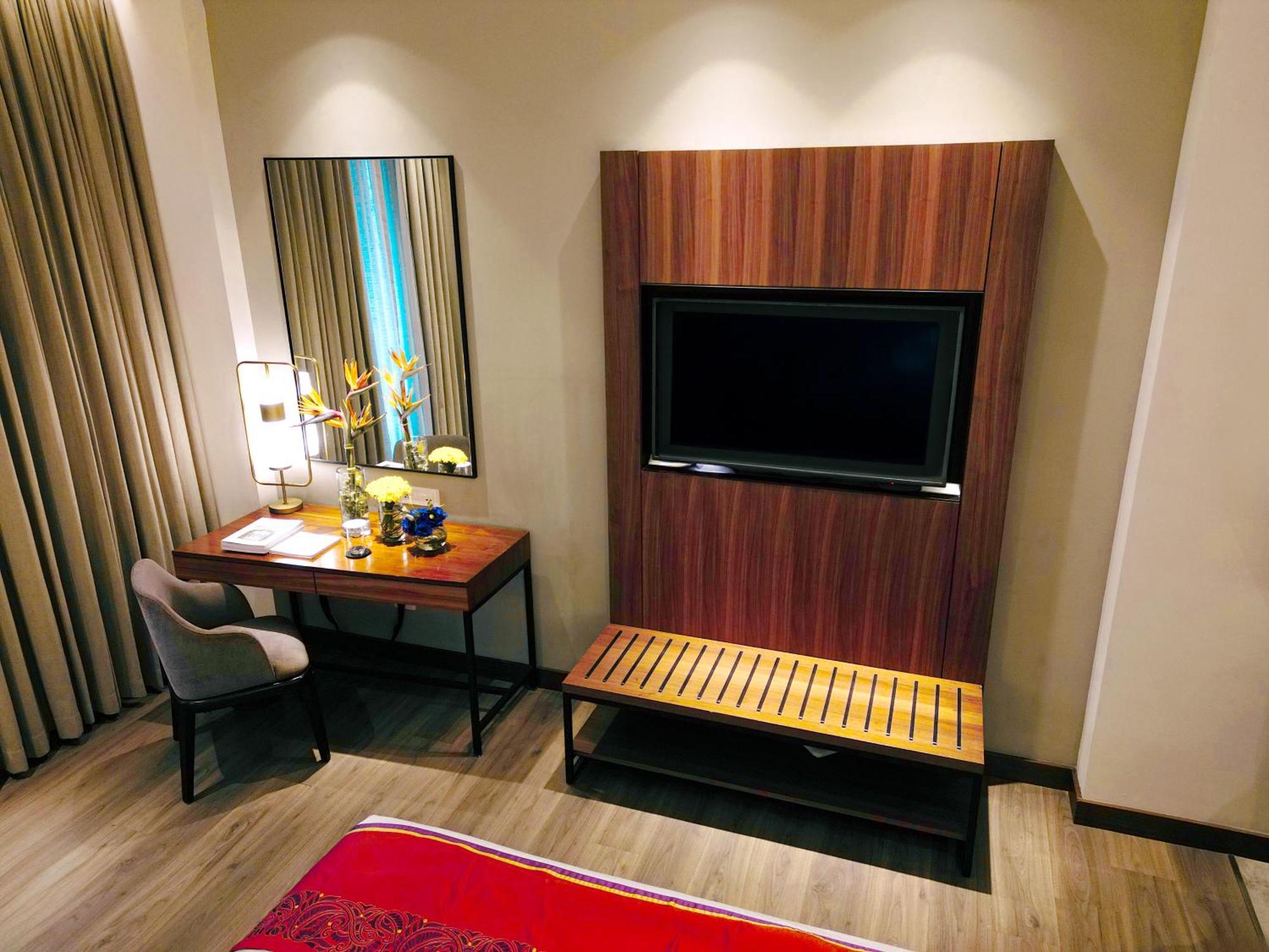 Vivanta Kolkata Em Bypass Εξωτερικό φωτογραφία A television in a hotel room