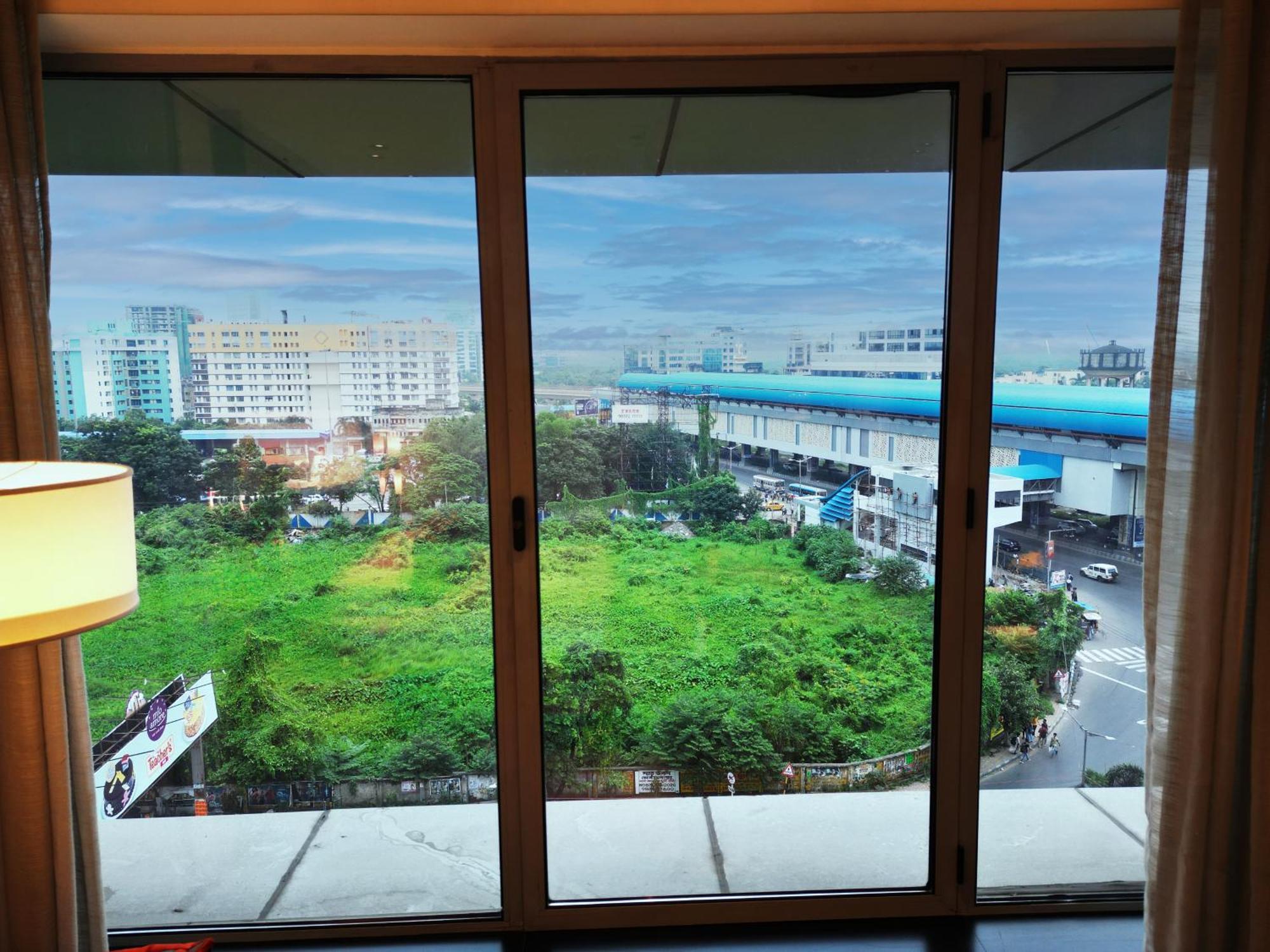 Vivanta Kolkata Em Bypass Εξωτερικό φωτογραφία View of the station from a nearby hotel