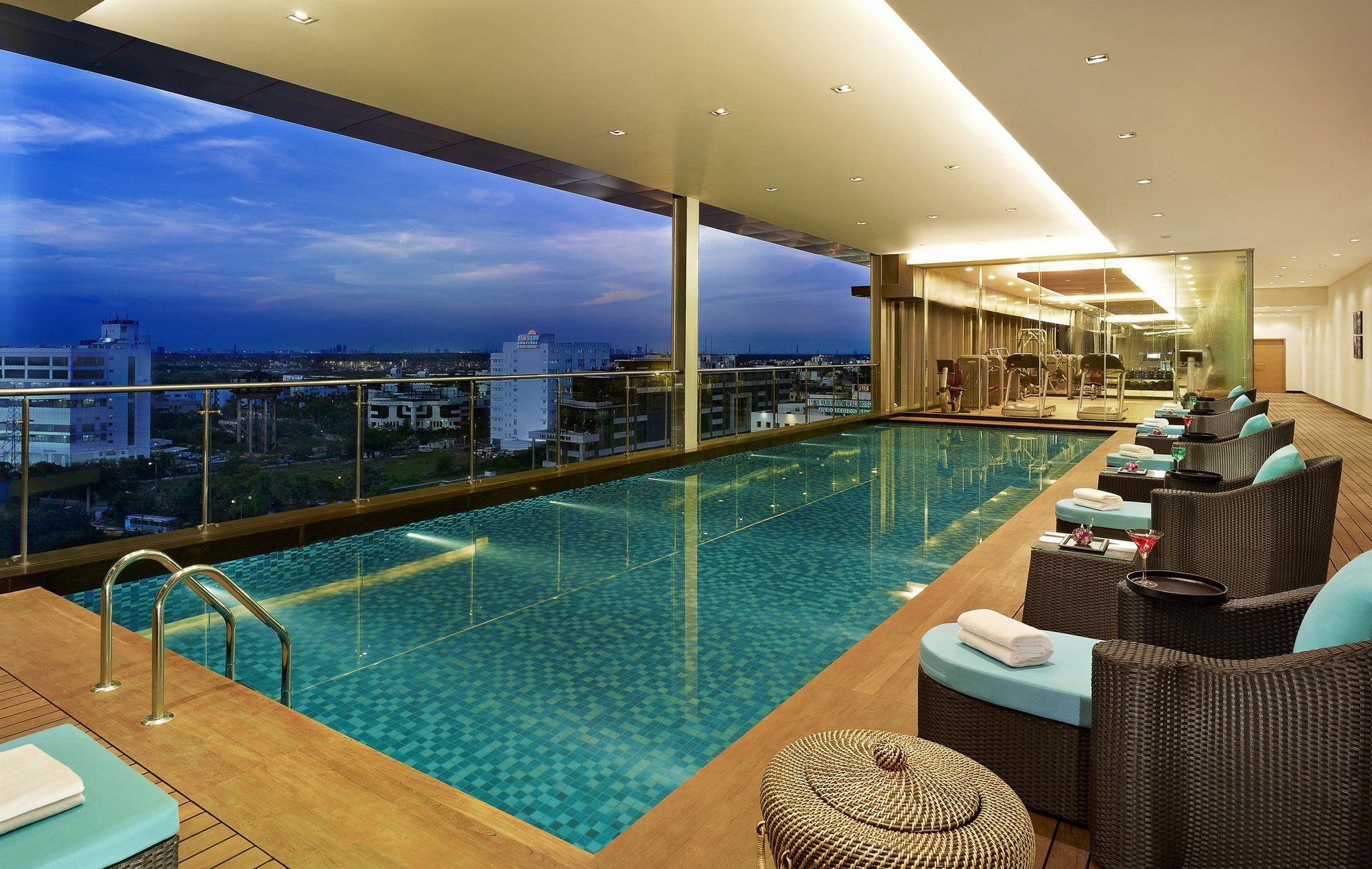 Vivanta Kolkata Em Bypass Ανέσεις φωτογραφία The pool at the hotel
