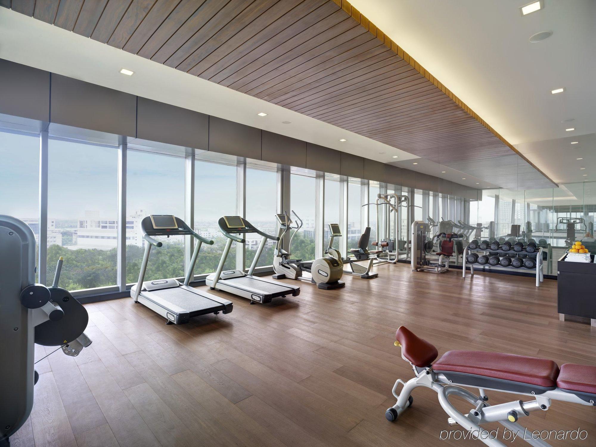 Vivanta Kolkata Em Bypass Εξωτερικό φωτογραφία The gym at the hotel