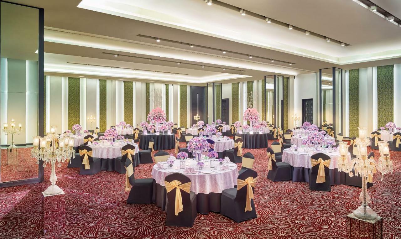 Vivanta Kolkata Em Bypass Εξωτερικό φωτογραφία The ballroom at the hotel